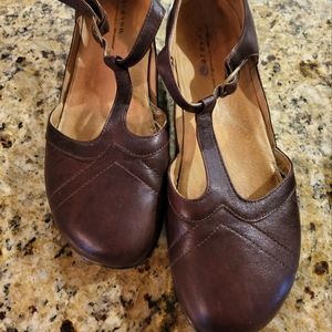 Aravon Maura (Comfort Engineering by New Balance) T-Strap Mary Jane